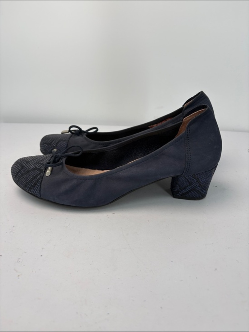 🥡 Sabrinas Classic Navy suede Low Block Heel Pump with Textured Toe